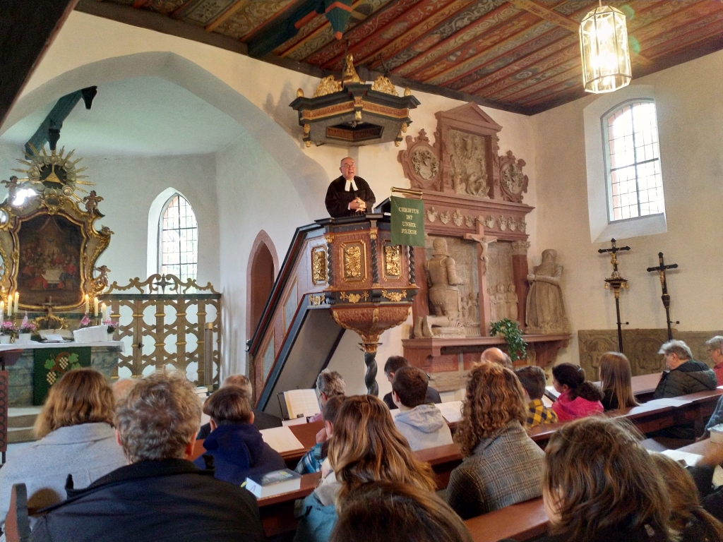 Unser Pfarrer Erich Eyselein bei der letzten offiziellen Predigt auf seiner Altenschönbacher Kanzel...